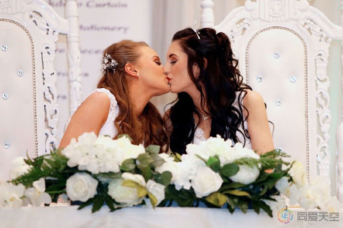 北爱尔兰首场同性婚礼，一对新娘喜结连理