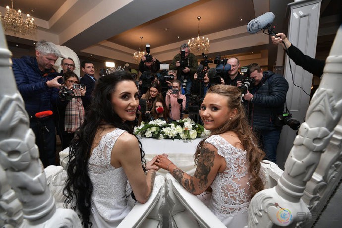 北爱尔兰首场同性婚礼，一对新娘喜结连理