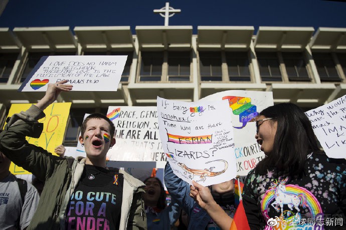 美国一所高中的同性恋教师被辞职，同学们怒了
