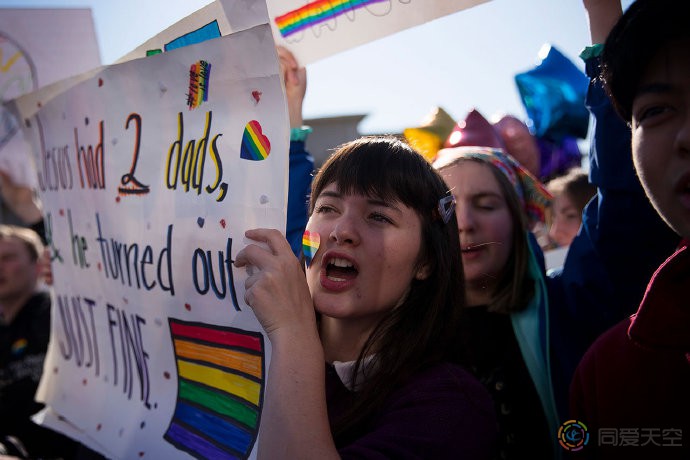 美高中强迫同性恋老师辞职，激怒了师生和家长