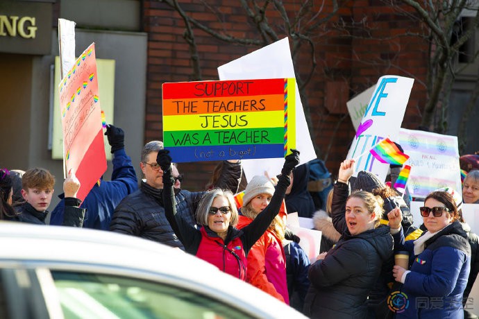 美高中强迫同性恋老师辞职，激怒了师生和家长
