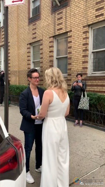 纽约：疫情下的一场同性婚礼，新人在路边，主持人在四楼窗口