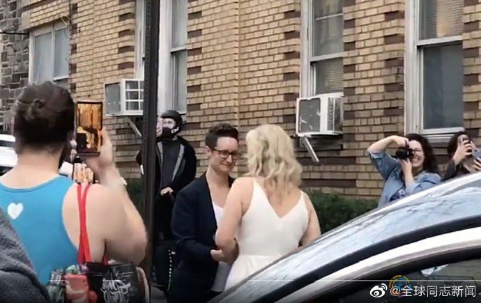 纽约：疫情下的一场同性婚礼，新人在路边，主持人在四楼窗口