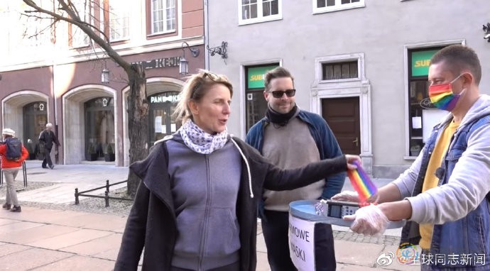 波兰：同性伴侣街头免费送彩虹口罩