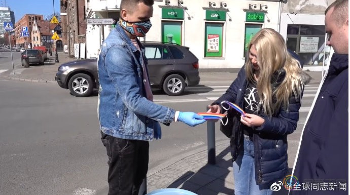 波兰：同性伴侣街头免费送彩虹口罩