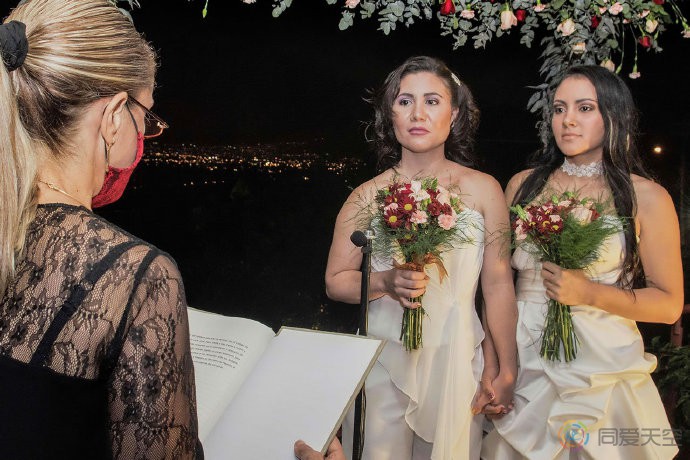 哥斯达黎加承认同性婚姻之后，一对新娘抢头香