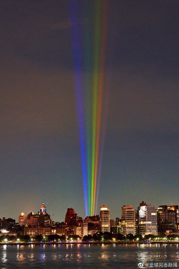 骄傲月，纽约市的夜晚有彩虹