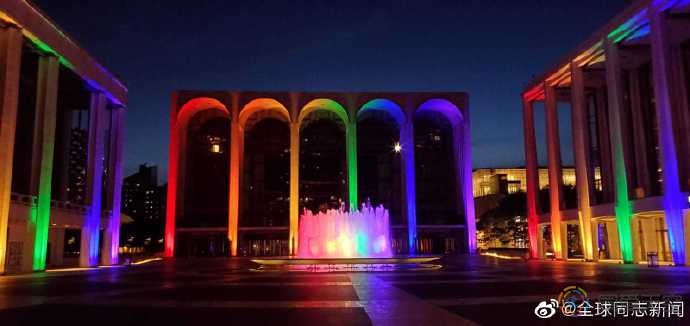 骄傲月，纽约市的夜晚有彩虹