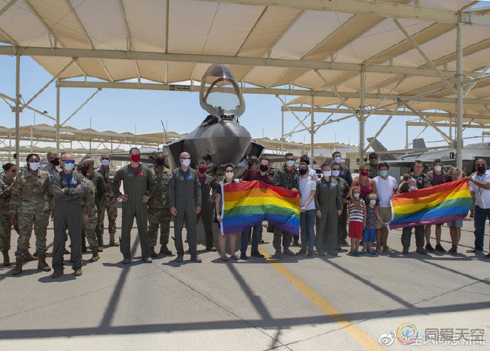 特别的骄傲月活动：美国同性恋飞行员带彩虹旗驾驶F-35战斗机