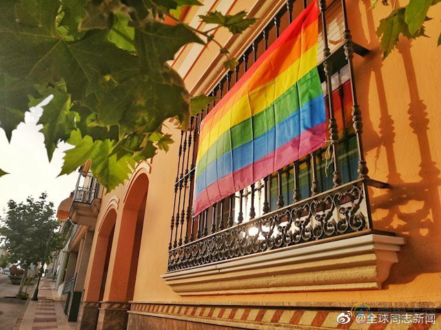 西班牙一个小镇红了，居民们挂出五百多面彩虹旗