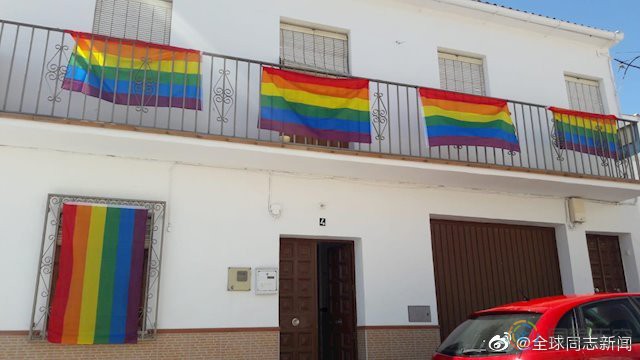 西班牙一个小镇红了，居民们挂出五百多面彩虹旗