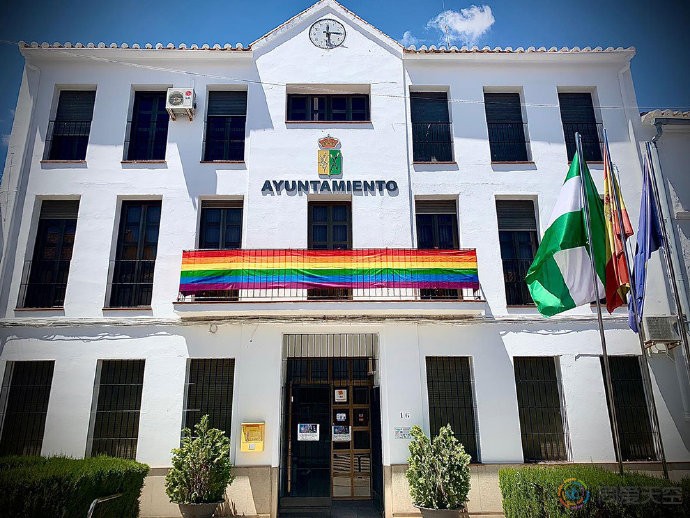 西班牙小镇议会被迫撤下彩虹旗之后，居民们做出这样的回应