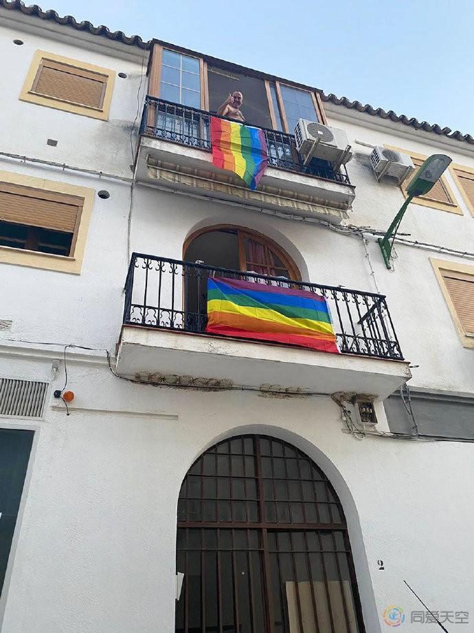 西班牙小镇议会被迫撤下彩虹旗之后，居民们做出这样的回应