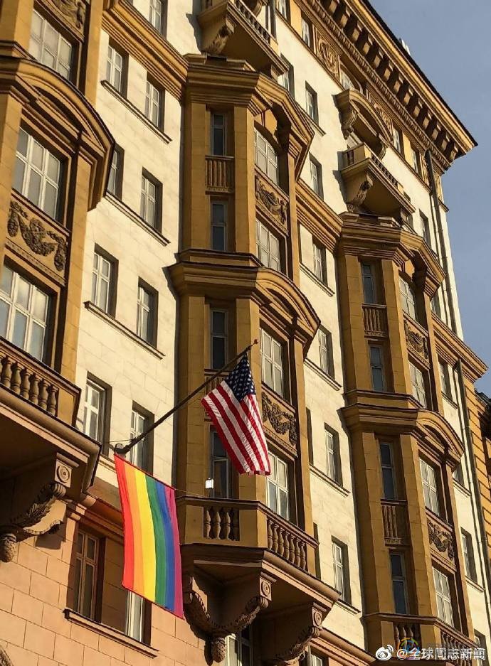 俄罗斯：普京嘲笑美国大使馆挂彩虹旗