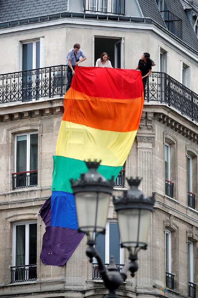 虽然骄傲巡游被推迟，但巴黎街头仍飘满了彩虹旗