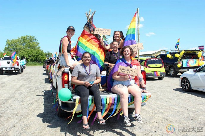 小村镇议会不承认骄傲月，于是数百村民举行了一场彩虹车巡游