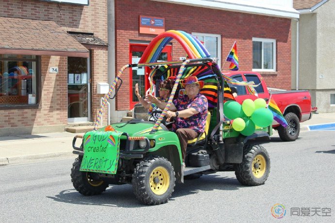 小村镇议会不承认骄傲月，于是数百村民举行了一场彩虹车巡游