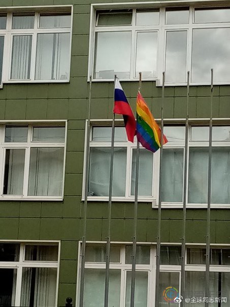 俄罗斯：中学生校园内升彩虹旗，校长报警