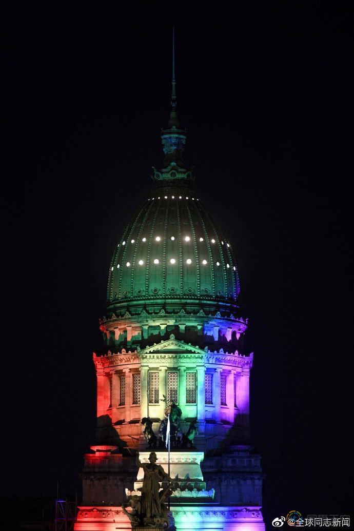 阿根廷：庆祝同性婚姻合法10周年，首都各大建筑亮彩虹