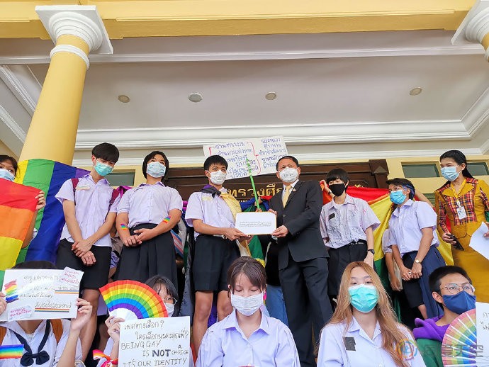 泰国学生首次举办骄傲巡游