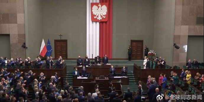 波兰：总统就职仪式现场，反对派议员戴彩虹口罩