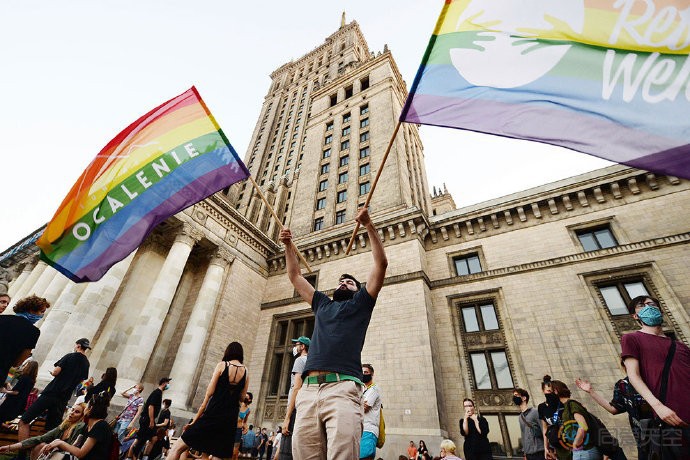 波兰数千人声援跨性别活动家