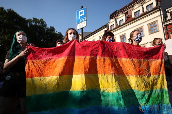 波兰数千人声援跨性别活动家