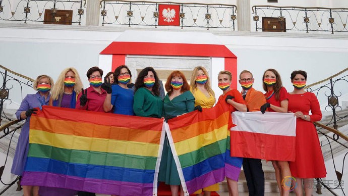 波兰议员在总统就职仪式上亮出彩虹