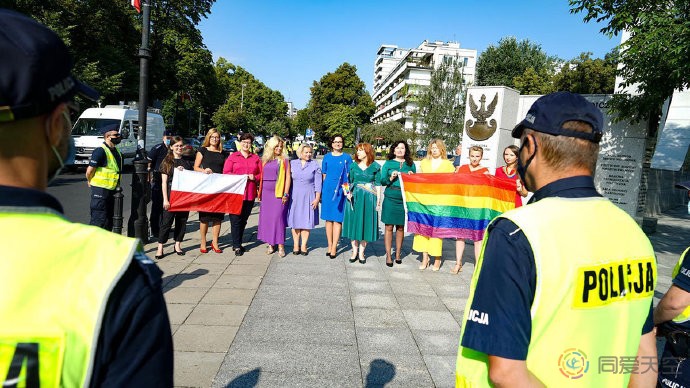 波兰议员在总统就职仪式上亮出彩虹
