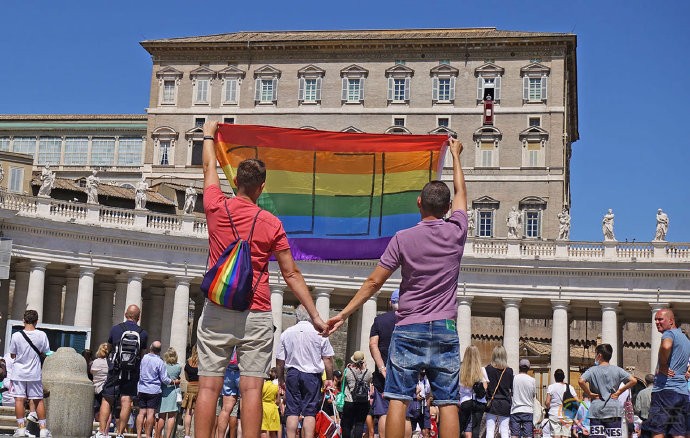 波兰同性伴侣在梵蒂冈高举彩虹旗