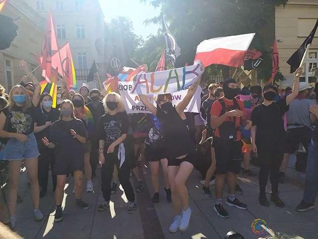 波兰同志抗争活动持续白热化 当地民族主义支持者试图焚毁彩虹旗