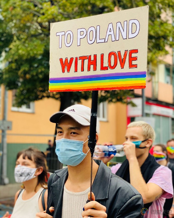 波兰与德国边境飘起彩虹旗