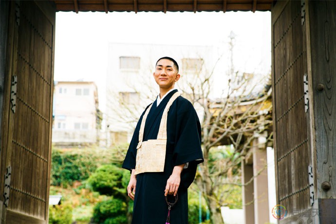 日本LGBTQ僧侣出自传：用化妆倡导平等