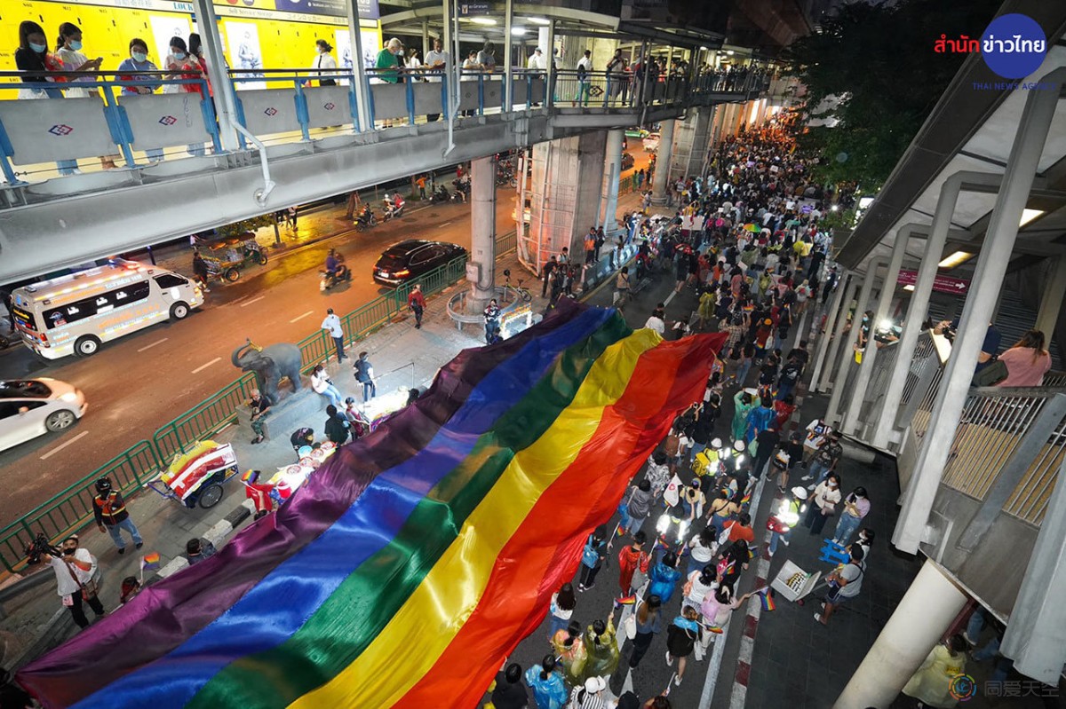 泰国LGBT支持者在曼谷庆祝骄傲节