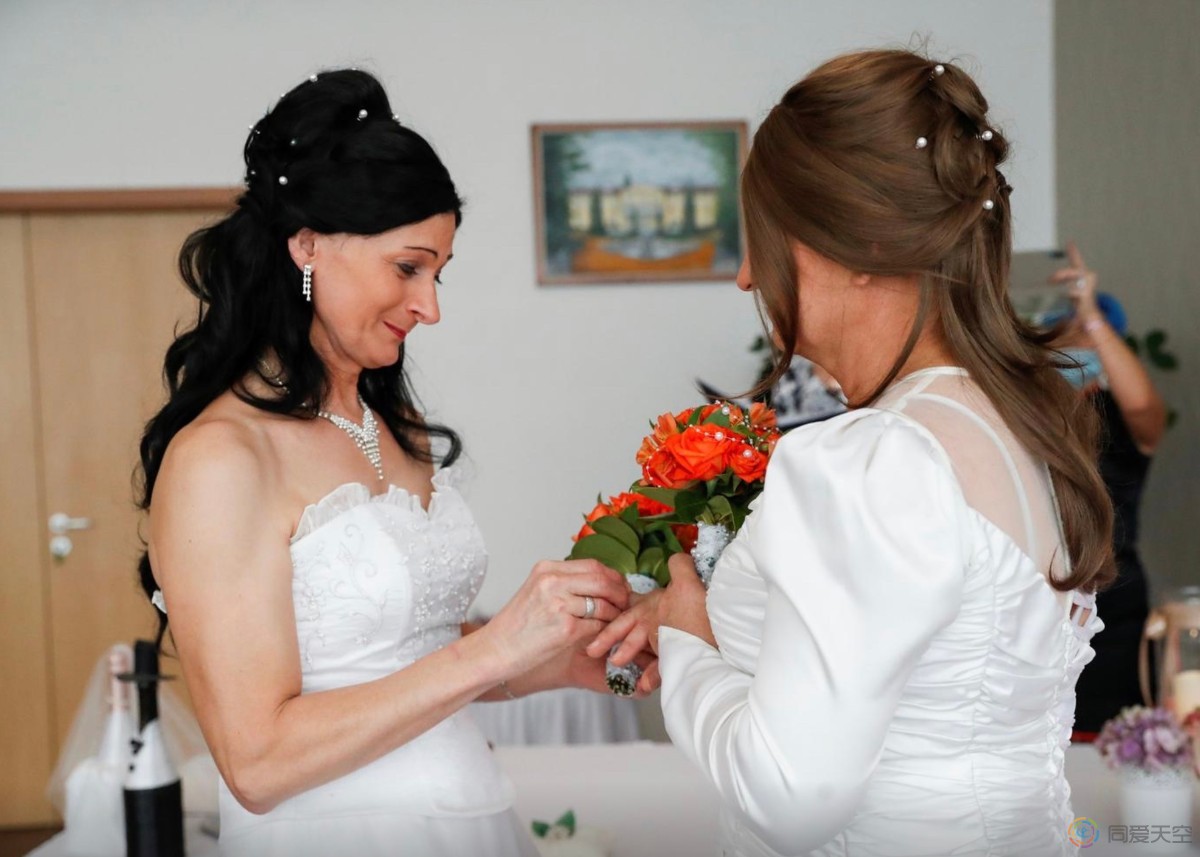 非友同国家的跨性别者婚礼，爱让她们克服一切