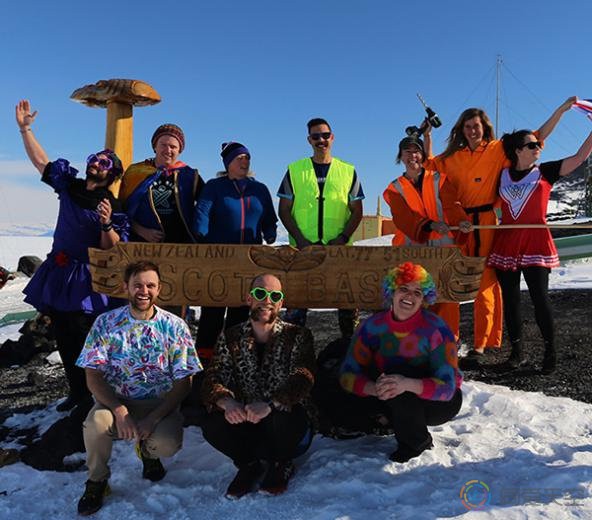 地表距离最遥远的骄傲日！极地探险队让彩虹旗飘到南北极