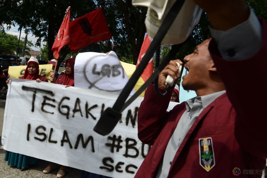 印尼300多位家长联名请愿，要求开除同性恋校长