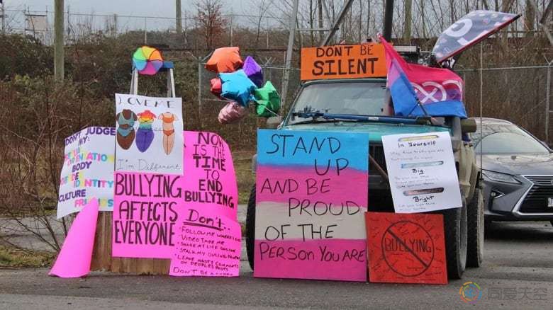 上千辆汽车悬挂彩虹旗应援被霸凌的跨性别青年