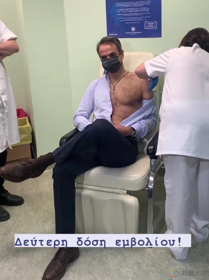 希腊“胸毛总理”注射新冠疫苗的照片火了