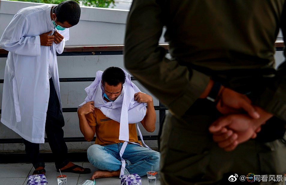 印尼的亚齐省：一对同性情侣被当众鞭打77下