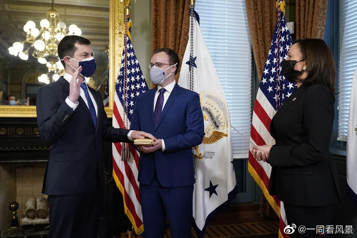 同性配偶陪伴，布蒂吉格宣誓就任美国交通部长