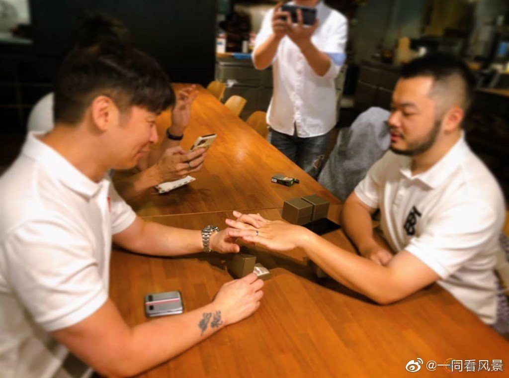 知名音乐制作人陈镇川宣布与同性伴侣一起当爸爸了