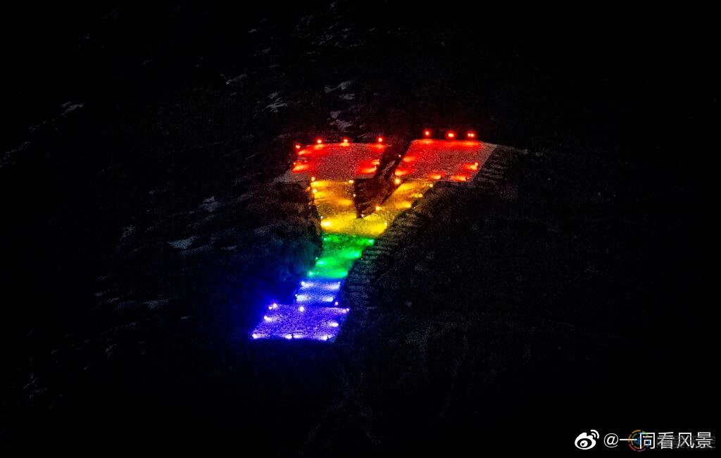 美国杨百翰大学的巨大“Y”被学生亮出彩虹色