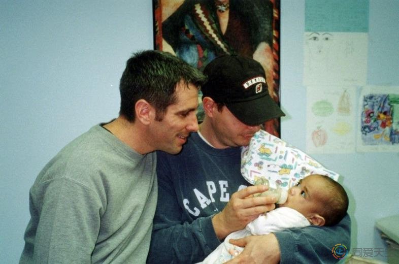 同志夫夫20年前地铁站寻获弃婴 现在他们是最幸福的一家人