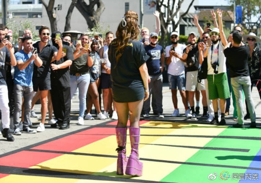西好莱坞市：《生来如此》彩虹地景亮相，Lady Gaga到场