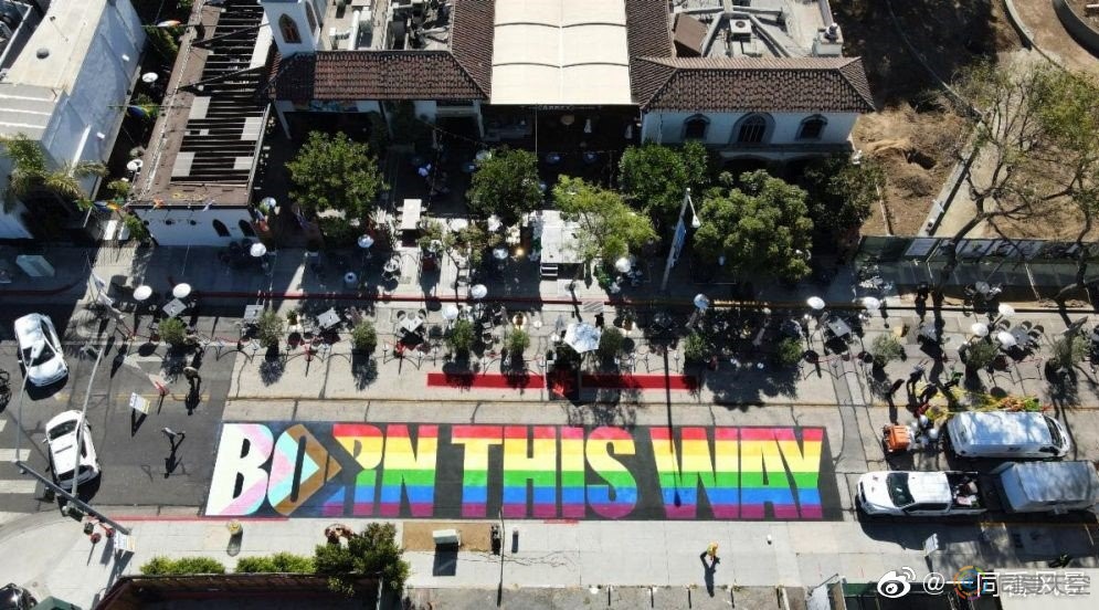 西好莱坞市：《生来如此》彩虹地景亮相，Lady Gaga到场