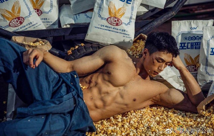 韩国影院为推广爆米花拍摄猛男半裸广告