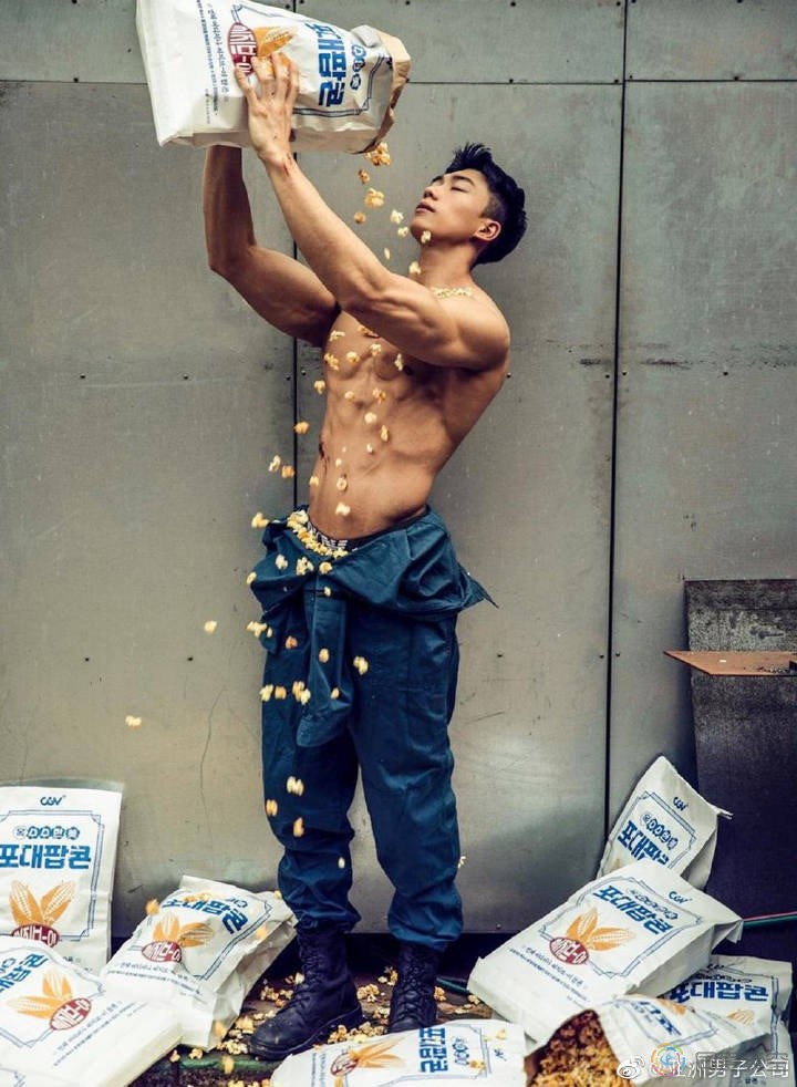 韩国影院为推广爆米花拍摄猛男半裸广告