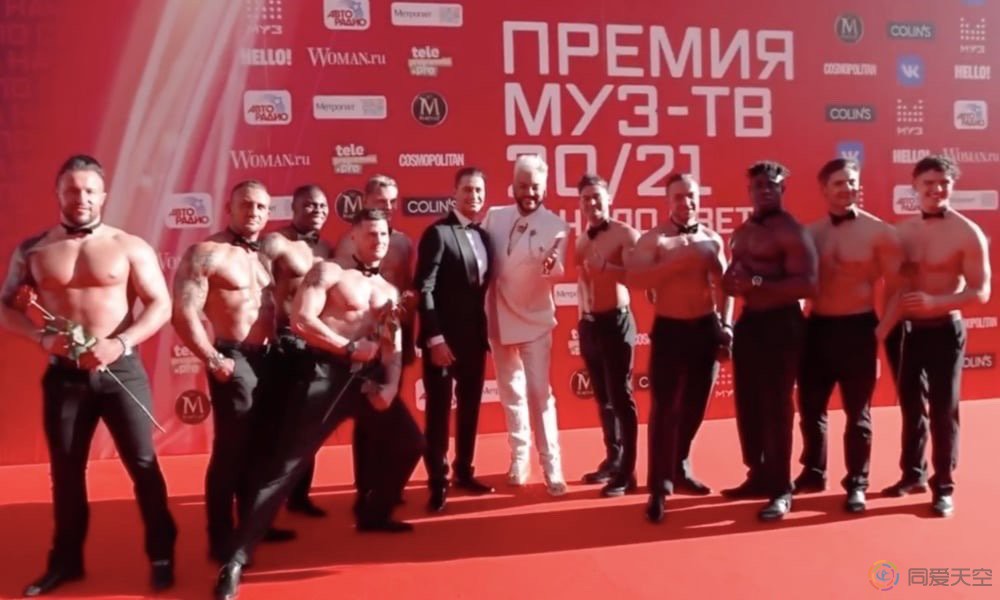 俄罗斯音乐奖项因半裸男模走红毯被指控“宣传同性恋”