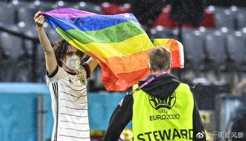 欧洲杯足球赛，彩虹旗突然出现在匈牙利队面前